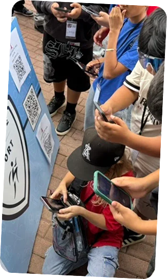 Grupo escaneando códigos QR en una activación
