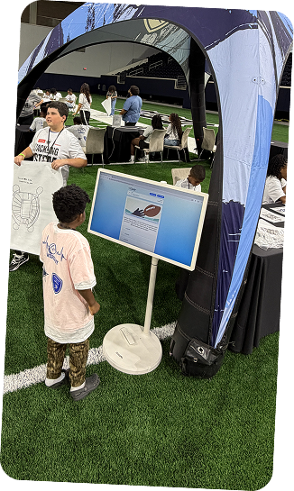 Niños explorando una activación deportiva con pantalla